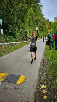 Mathias im Ziel beim Almetal Halbmarathon 2023