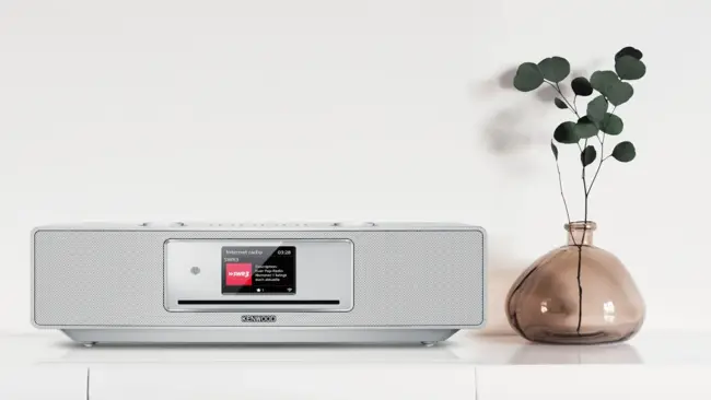 Kenwood Smartradio CR-ST700S weiß auf Sideboard neben Dekovase