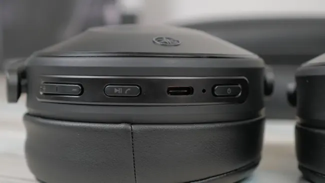 Yamaha YH-E700A Buttons auf der rechten Ohrmuschel
