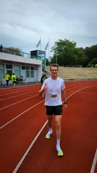 Robin im Ziel beim Almetal Halbmarathon 2023