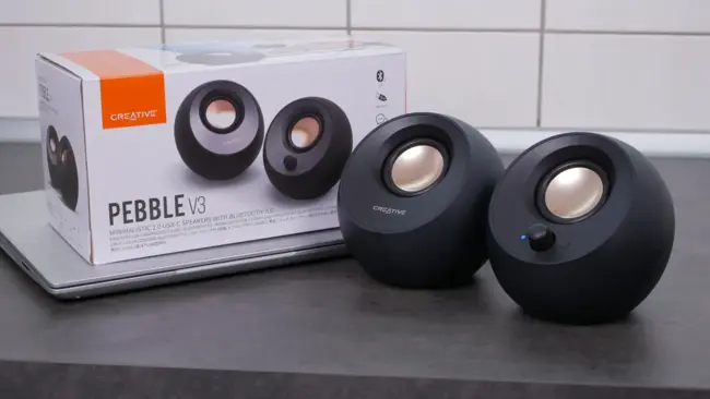 Creative PEBBLE V3 Lautsprecher mit Verpackung und Laptop