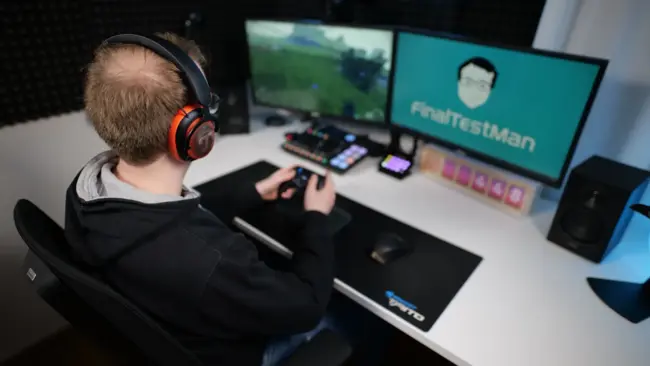 Teufel ZOLA coral red beim Gaming - Sonic Frontiers