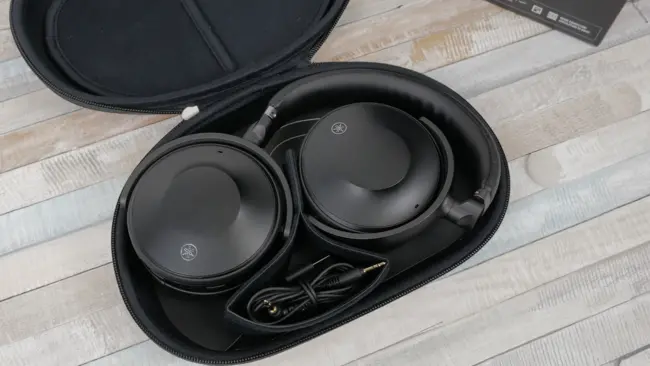 Yamaha YH-E700A im Case