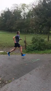 Jannic auf der Strecke beim Almetal Halbmarathon 2023