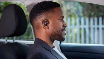 Shokz OpenFit im Auto