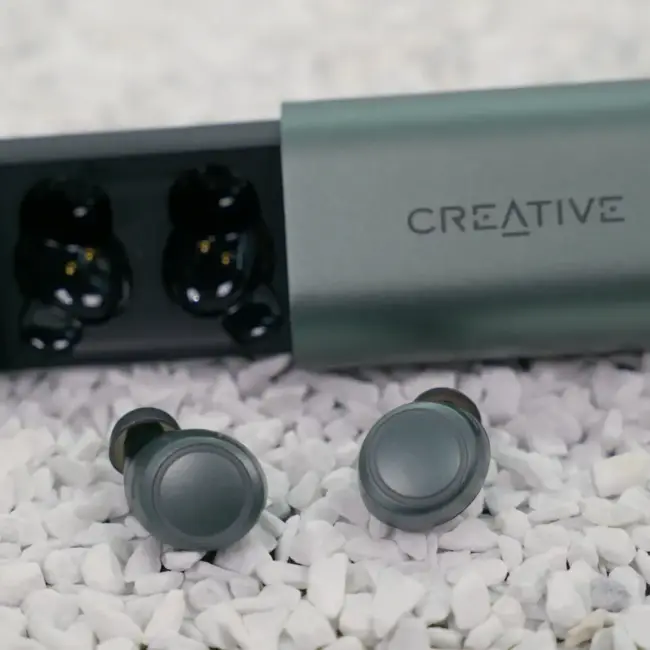 Creative Outlier AIR V3 auf weißen Steinen mit Case