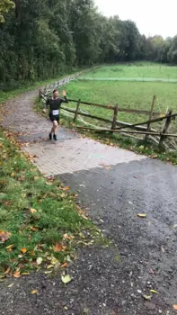 Mathias auf der Strecke beim Almetal Halbmarathon 2023