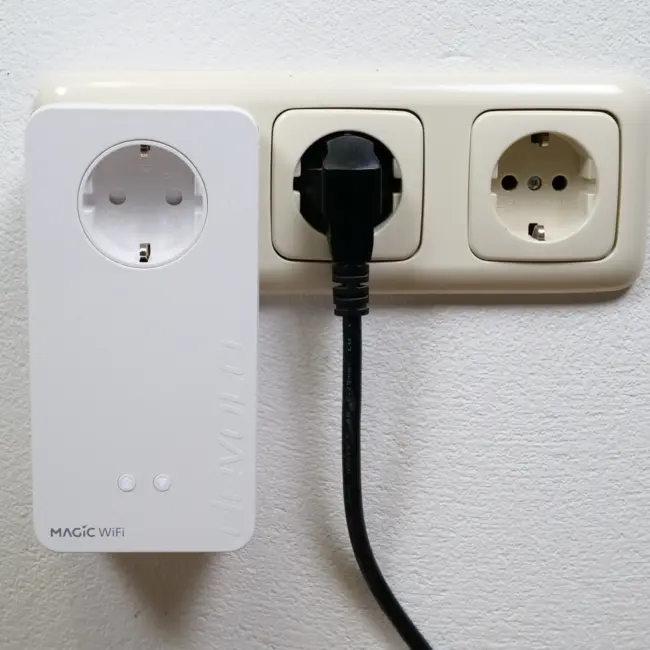 Devolo Magic WiFi 6 - Stecker neben Adapter