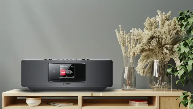 Kenwood Smartradio CR-ST700S schwarz auf Sideboard neben Deko