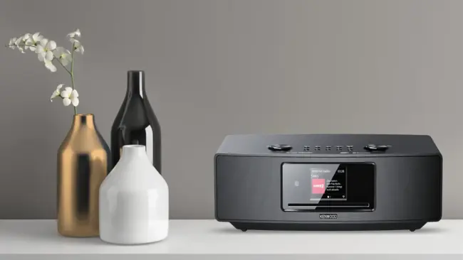 Kenwood Smartradio CR-ST700S schwarz auf Sideboard neben Flaschen