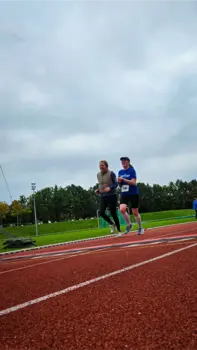Hanna und Marlen im Ziel beim Almetal Halbmarathon 2023