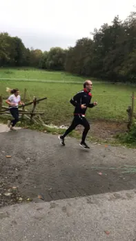 Simon auf der Strecke beim Almetal Halbmarathon 2023