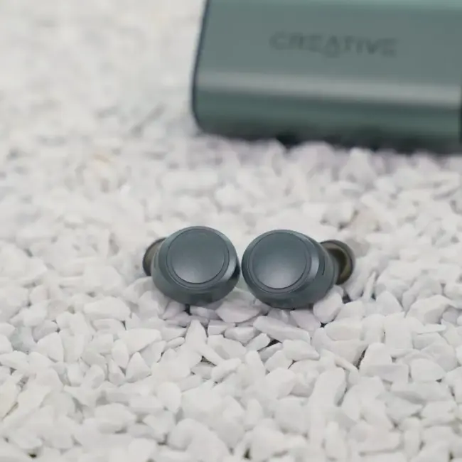 Creative Outlier AIR V3 auf weißen Steinen