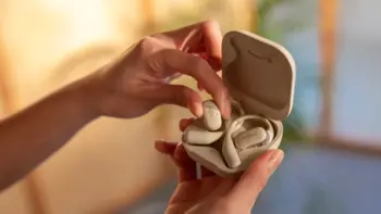 Shokz OpenFit mit Case in der Farbe Beige